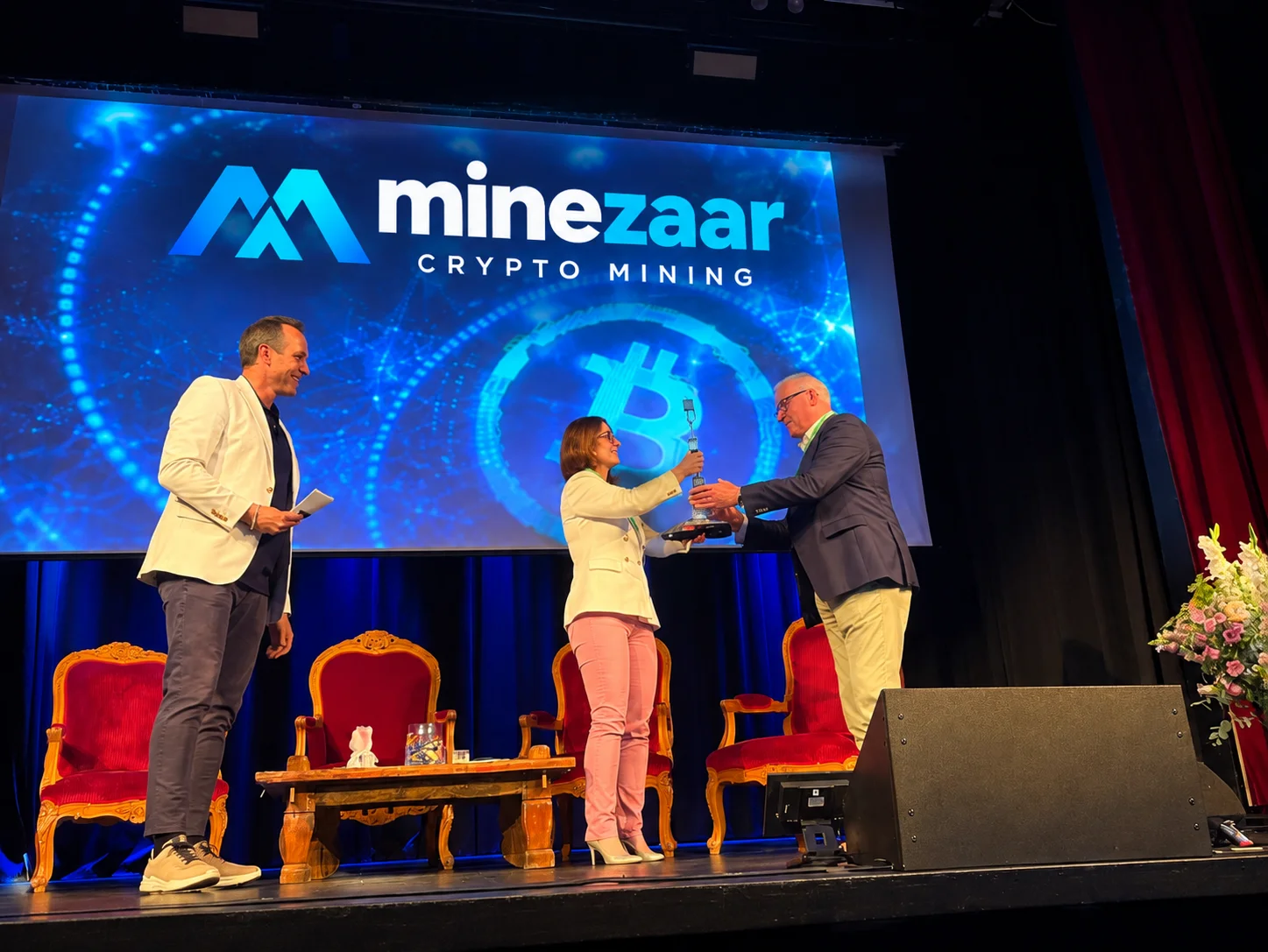 Minezaar receiving the award at the ceremony